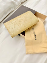 Load image into Gallery viewer, Louis Vuitton Sarah Wallet