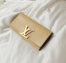 Load image into Gallery viewer, preloved Louis Vuitton Vernis Louise Clutch